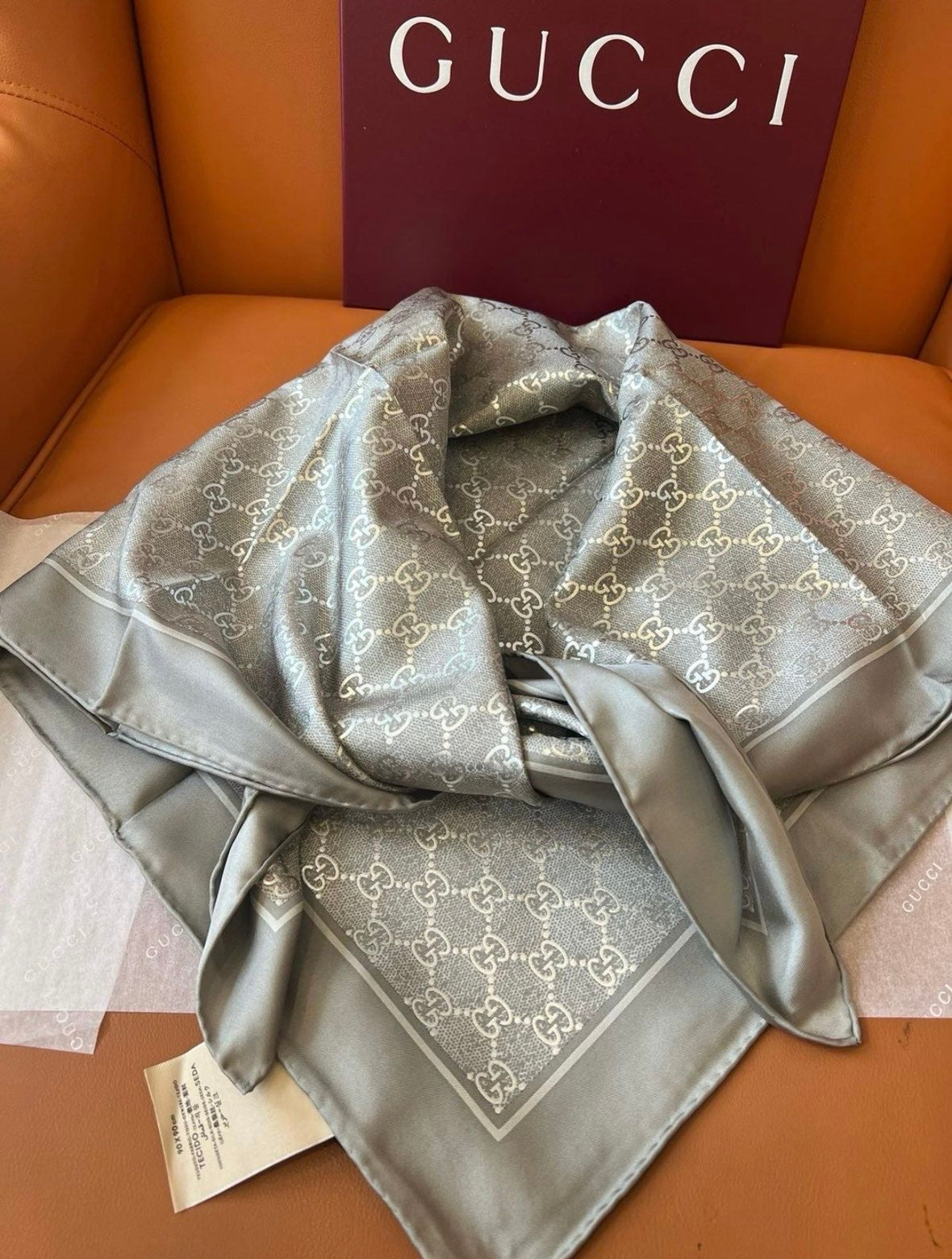 Carré de soie style GG