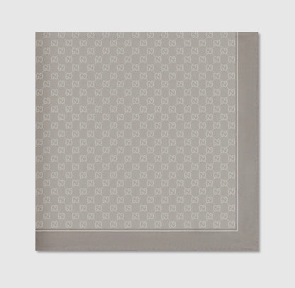 Carré de soie style GG