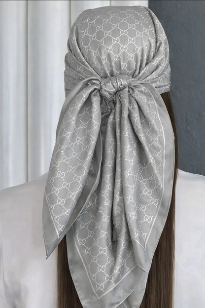 Carré de soie style GG